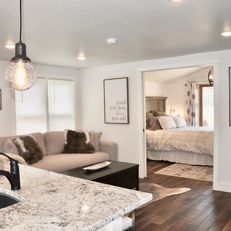 Adorable Bungalow W/ Private Patio Mins Away From Downtown Rapid City Exterior photo