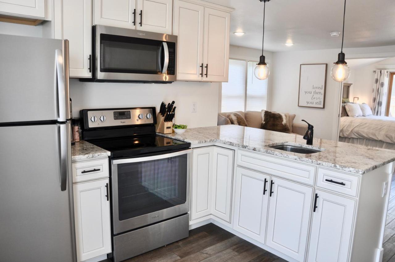 Adorable Bungalow W/ Private Patio Mins Away From Downtown Rapid City Exterior photo