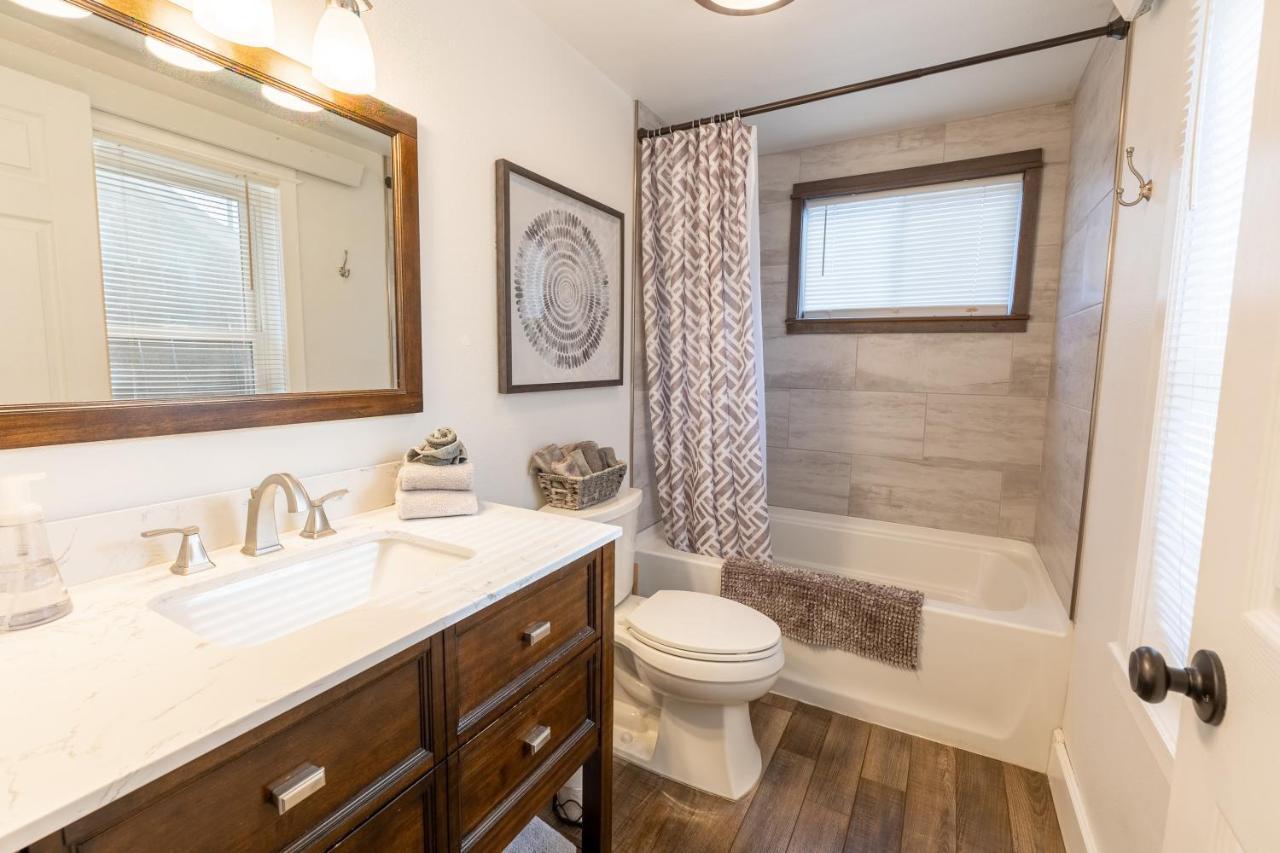 Adorable Bungalow W/ Private Patio Mins Away From Downtown Rapid City Exterior photo